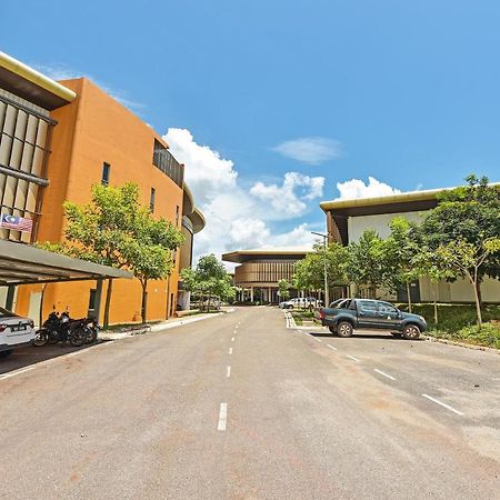Capital O 90614 Cvia Ummul Hotel Padang Besar Dış mekan fotoğraf