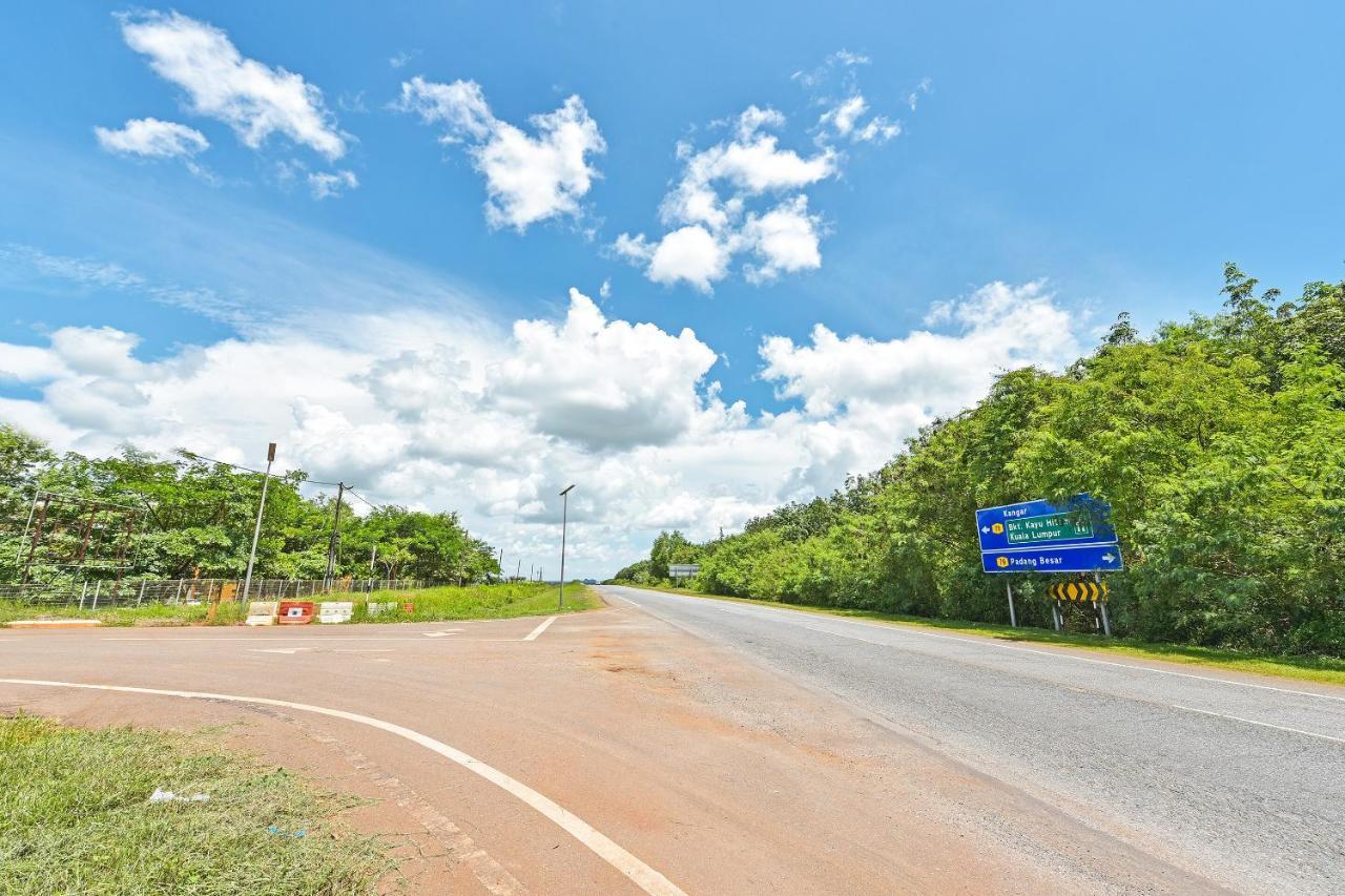 Capital O 90614 Cvia Ummul Hotel Padang Besar Dış mekan fotoğraf