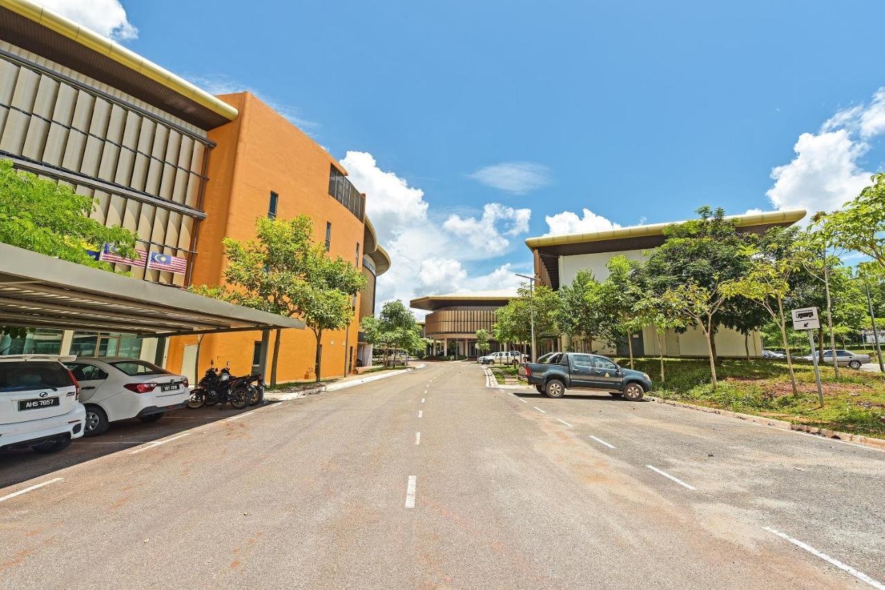 Capital O 90614 Cvia Ummul Hotel Padang Besar Dış mekan fotoğraf