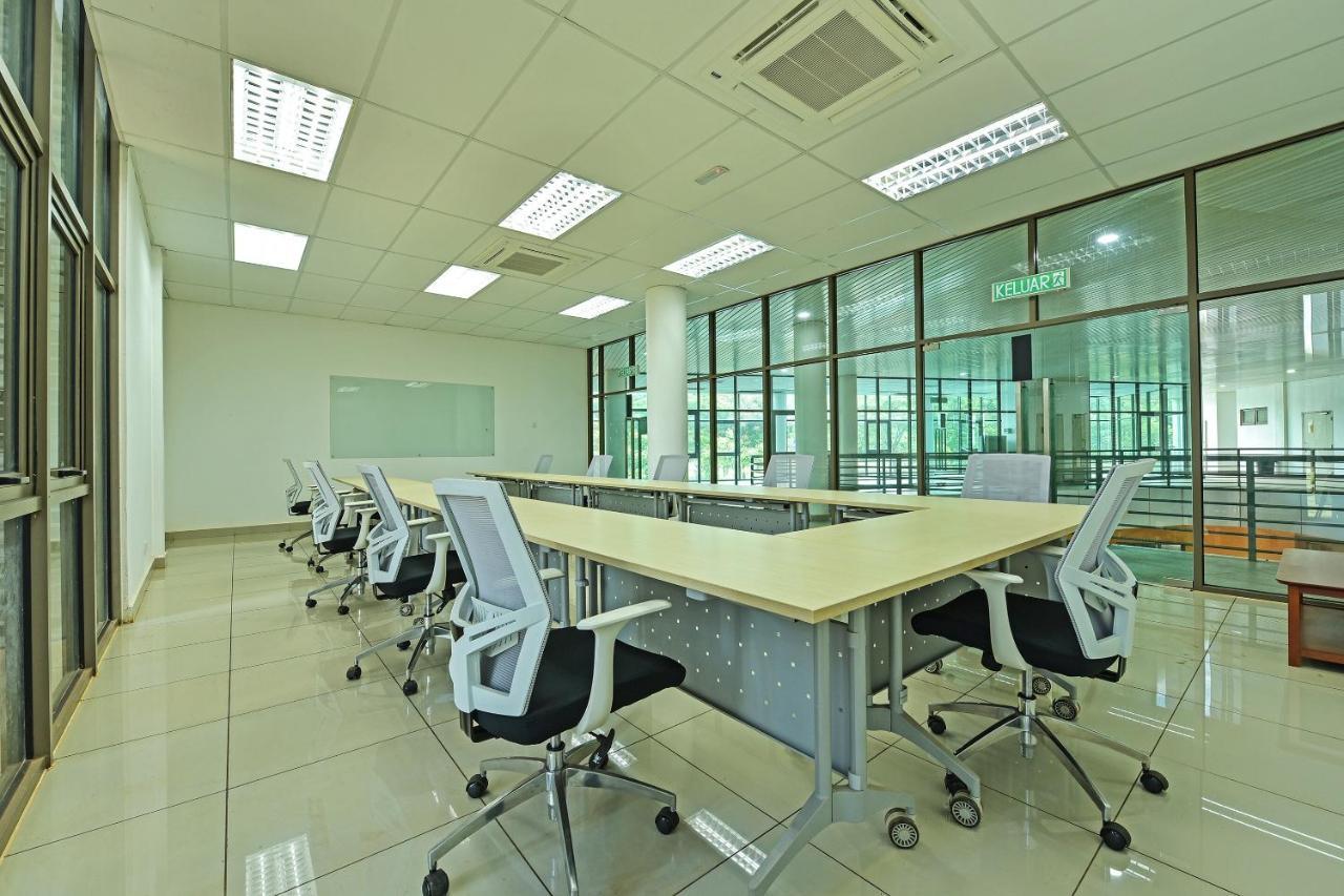 Capital O 90614 Cvia Ummul Hotel Padang Besar Dış mekan fotoğraf