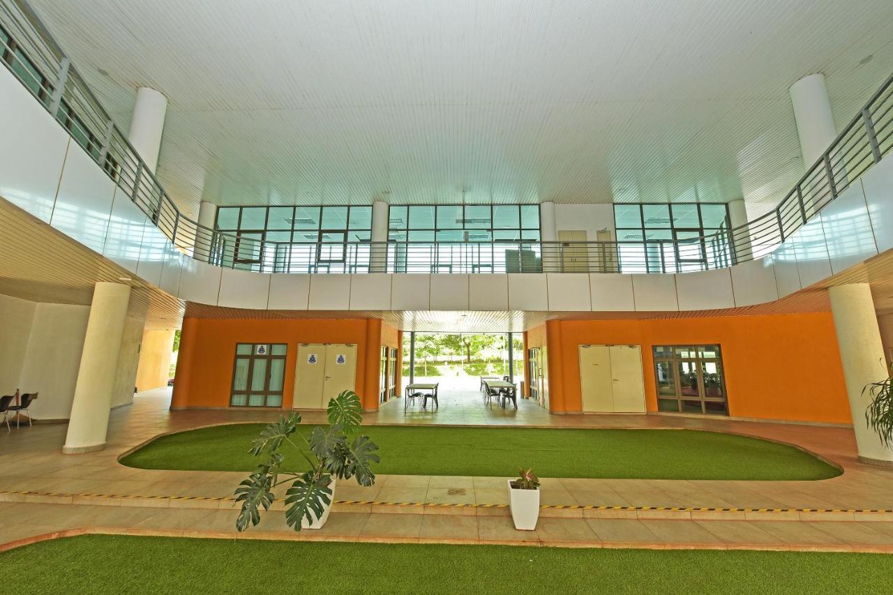 Capital O 90614 Cvia Ummul Hotel Padang Besar Dış mekan fotoğraf